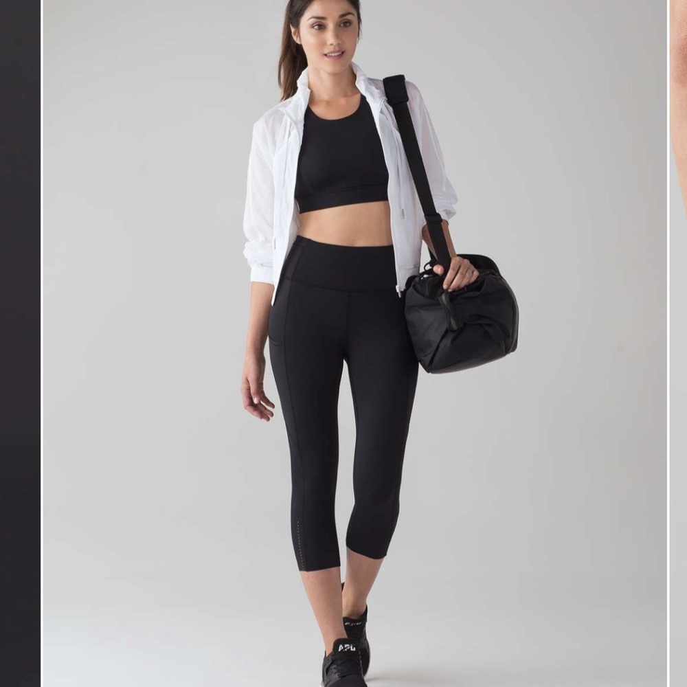 4 Lululemon Fast & Free Crops II Nulux 19"
Black leggings tights women’s running